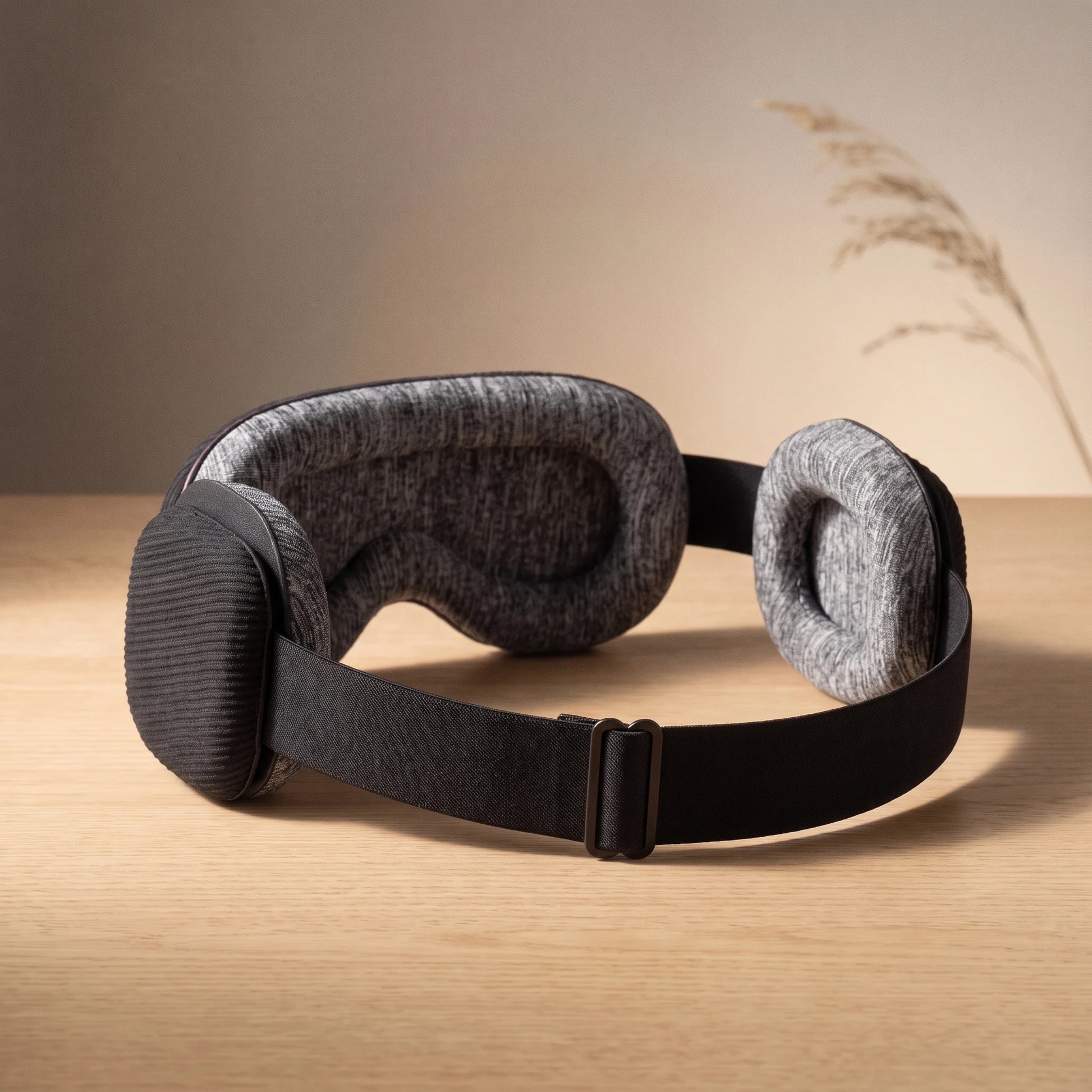 Fine Silence — 3D-contour interior and full adjustable strap, seen from behind