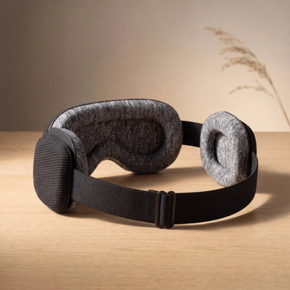 Fine Silence — 3D-contour interior and full adjustable strap, seen from behind